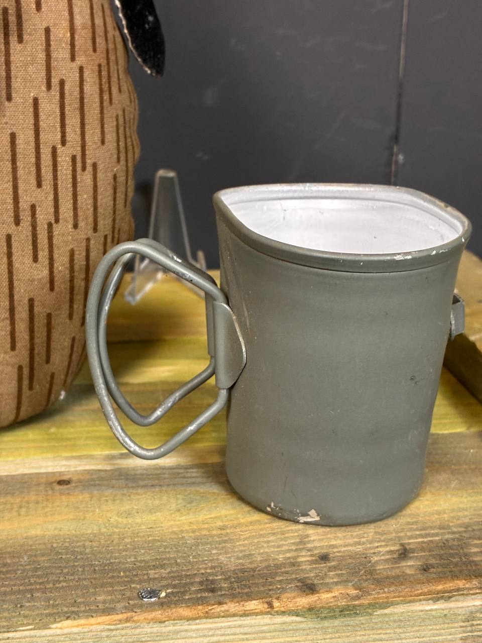 Unissued DDR NVA Strichtarn Feldflasche ) Canteen set