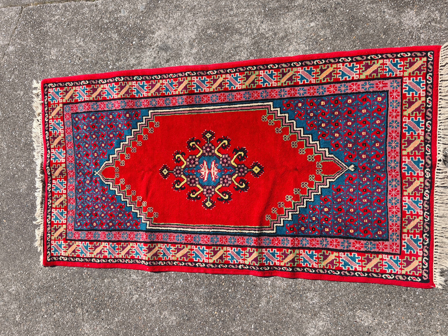 Used Tunesian Made Carpet 190cmx102cm / 6.2x3.34 feet