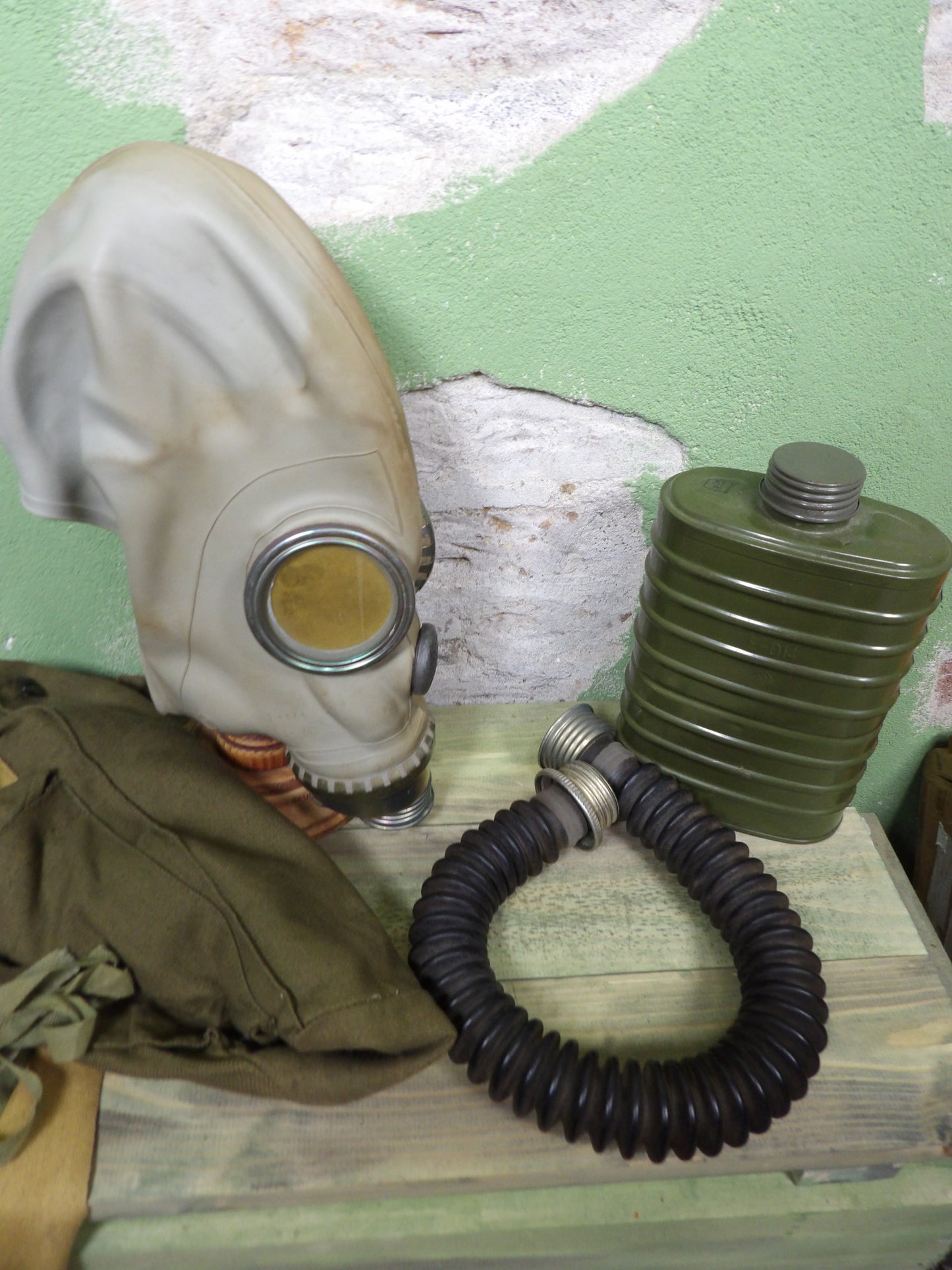 (EU ONLY) Soviet GP-5 Mask Set with Filter, Hose & Bag Civil Defence Display