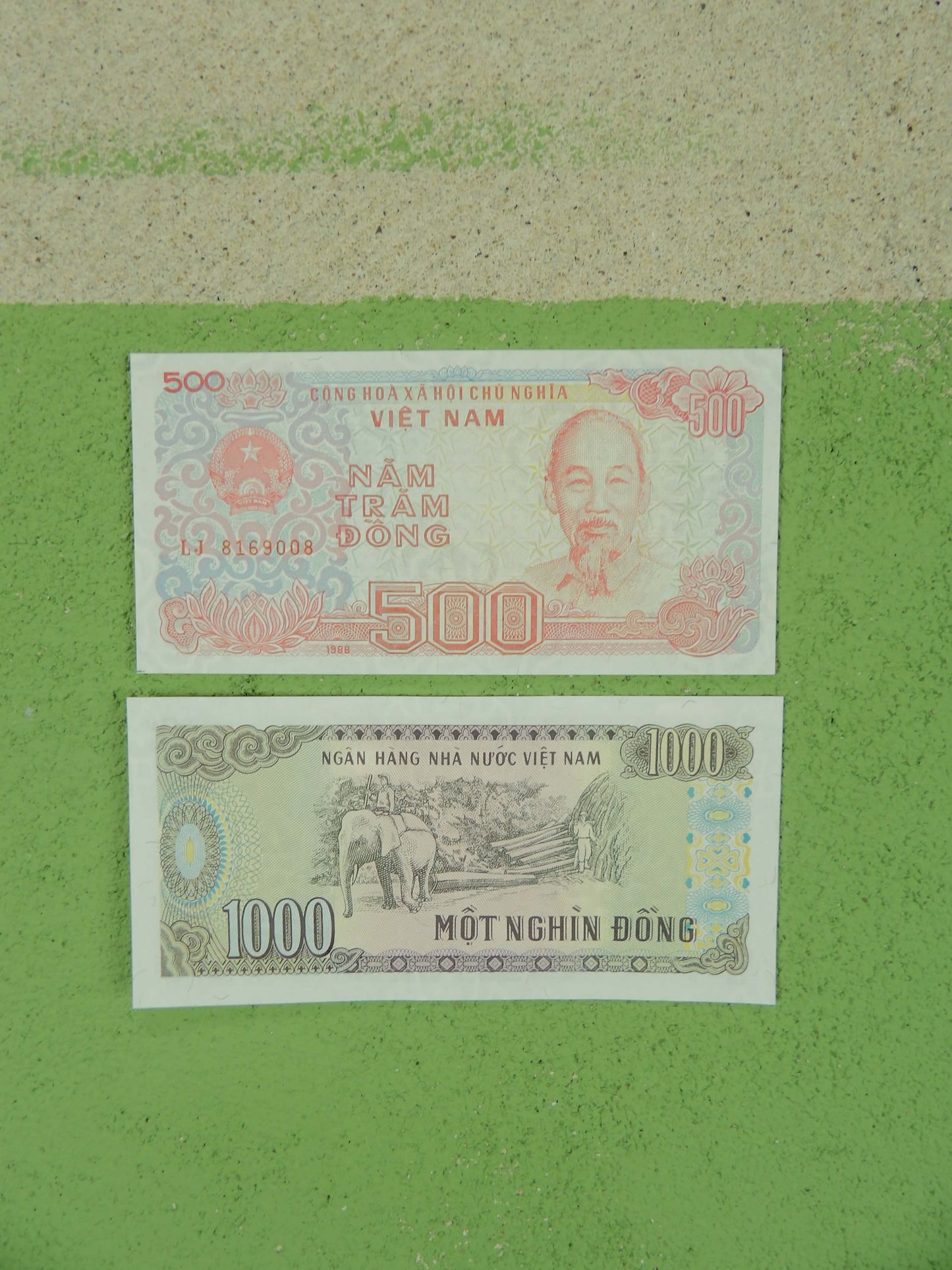 1988 Vietnamese Đồng Banknote Set 500 & 1,000 Đồng