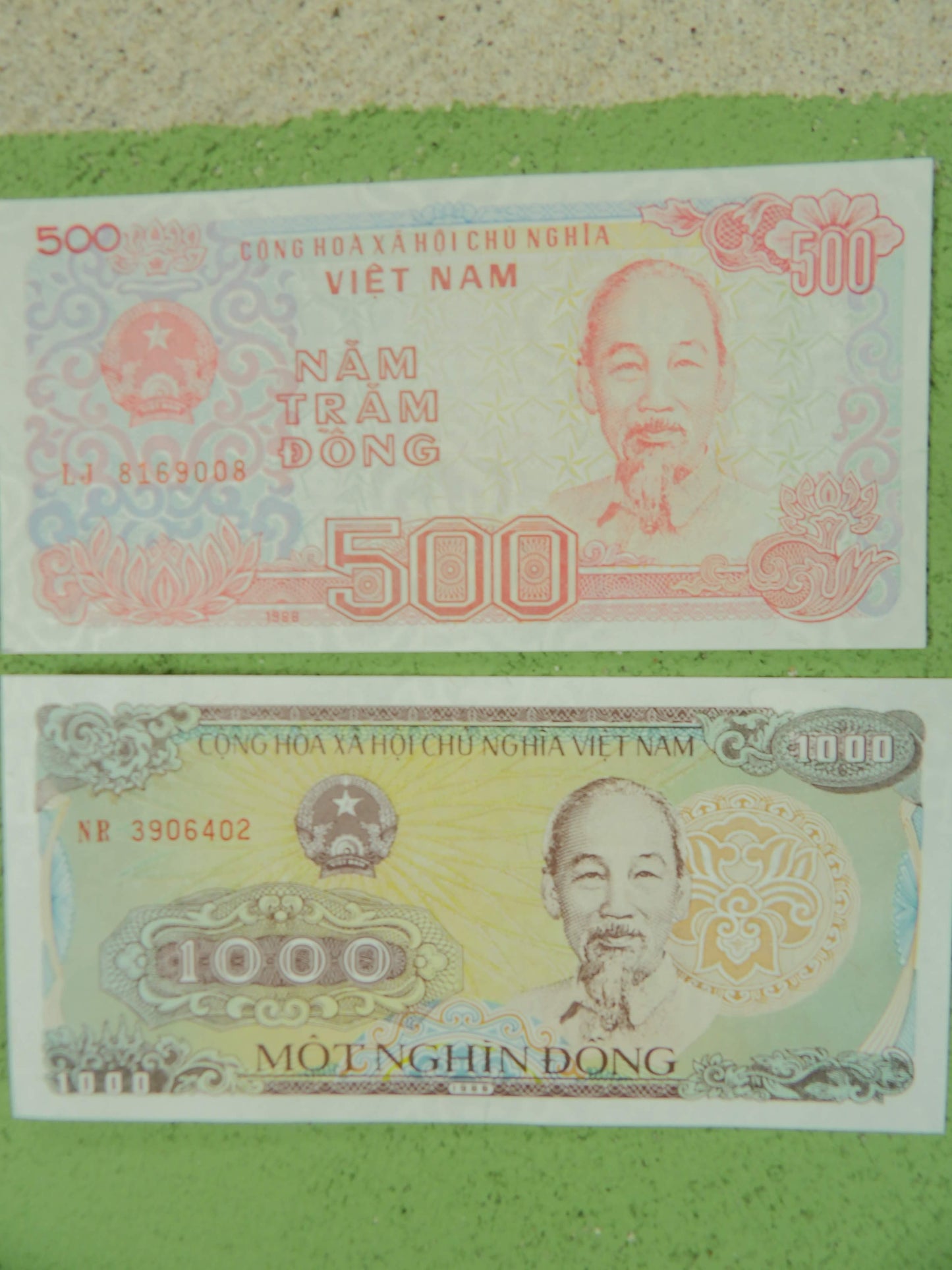 1988 Vietnamese Đồng Banknote Set 500 & 1,000 Đồng