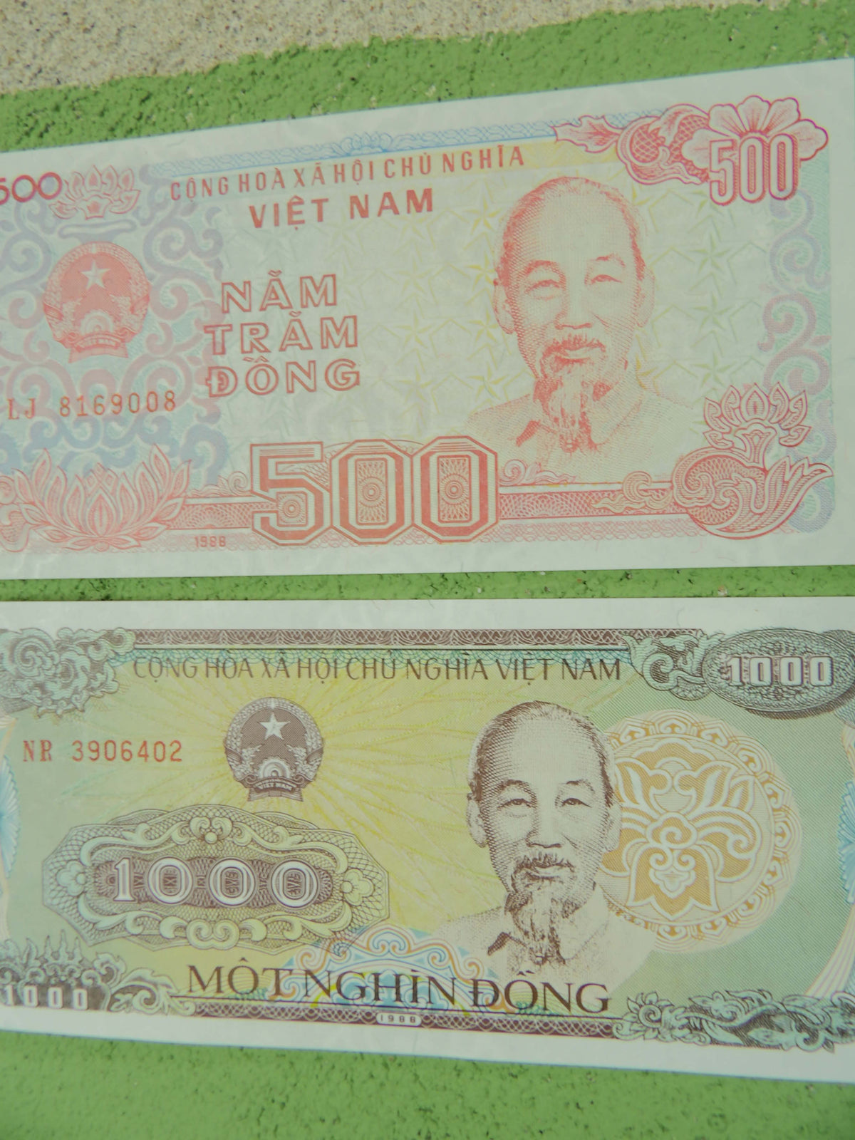 1988 Vietnamese Đồng Banknote Set 500 & 1,000 Đồng