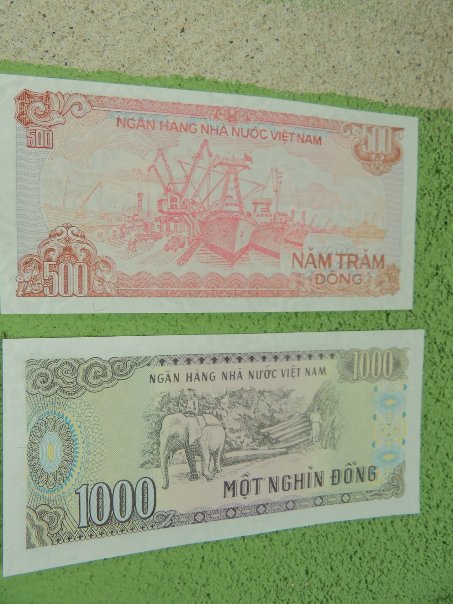 1988 Vietnamese Đồng Banknote Set 500 & 1,000 Đồng