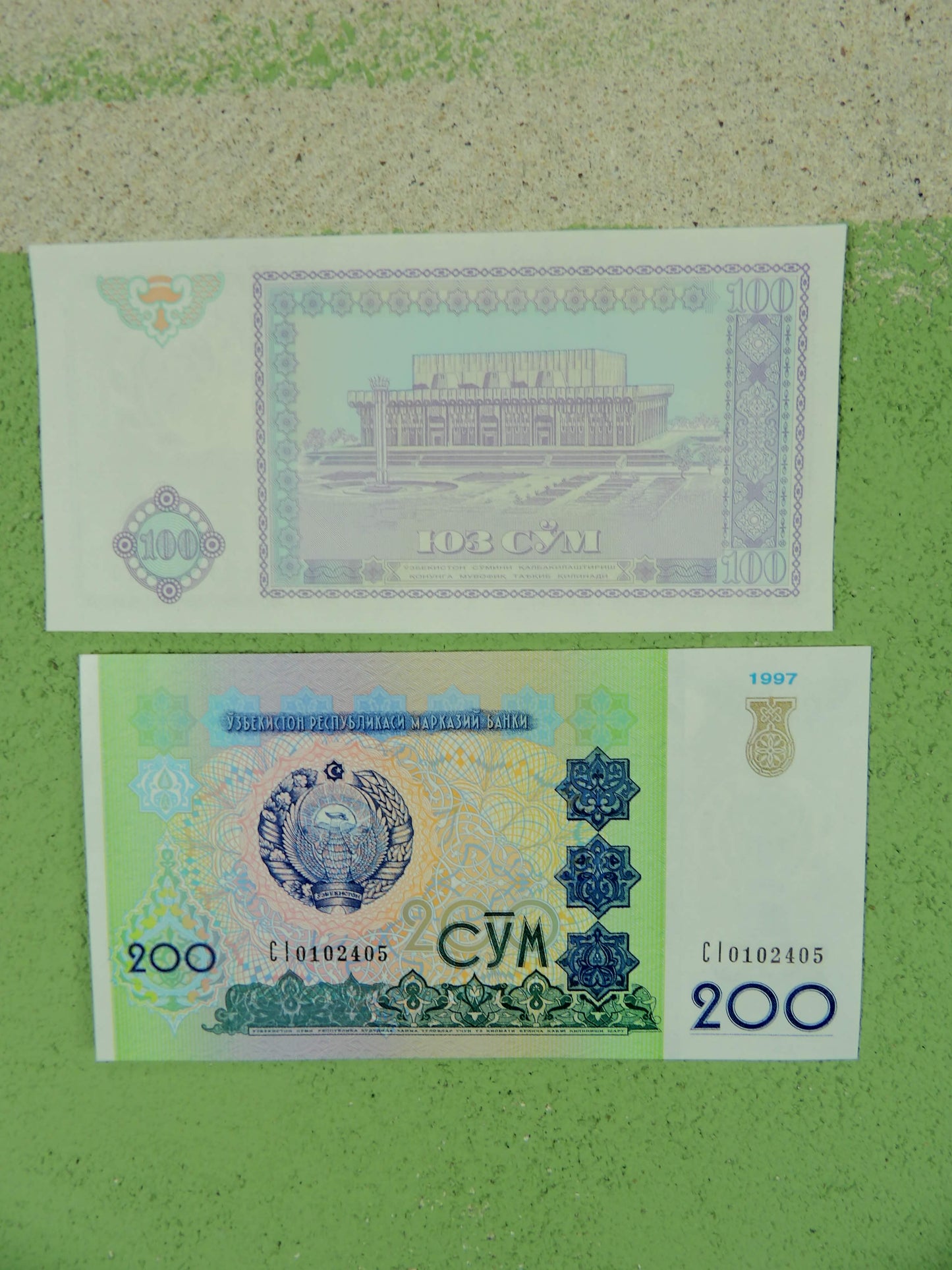 1994-1997 Uzbekistan Soʻm Banknote Set 100 & 200 Soʻm