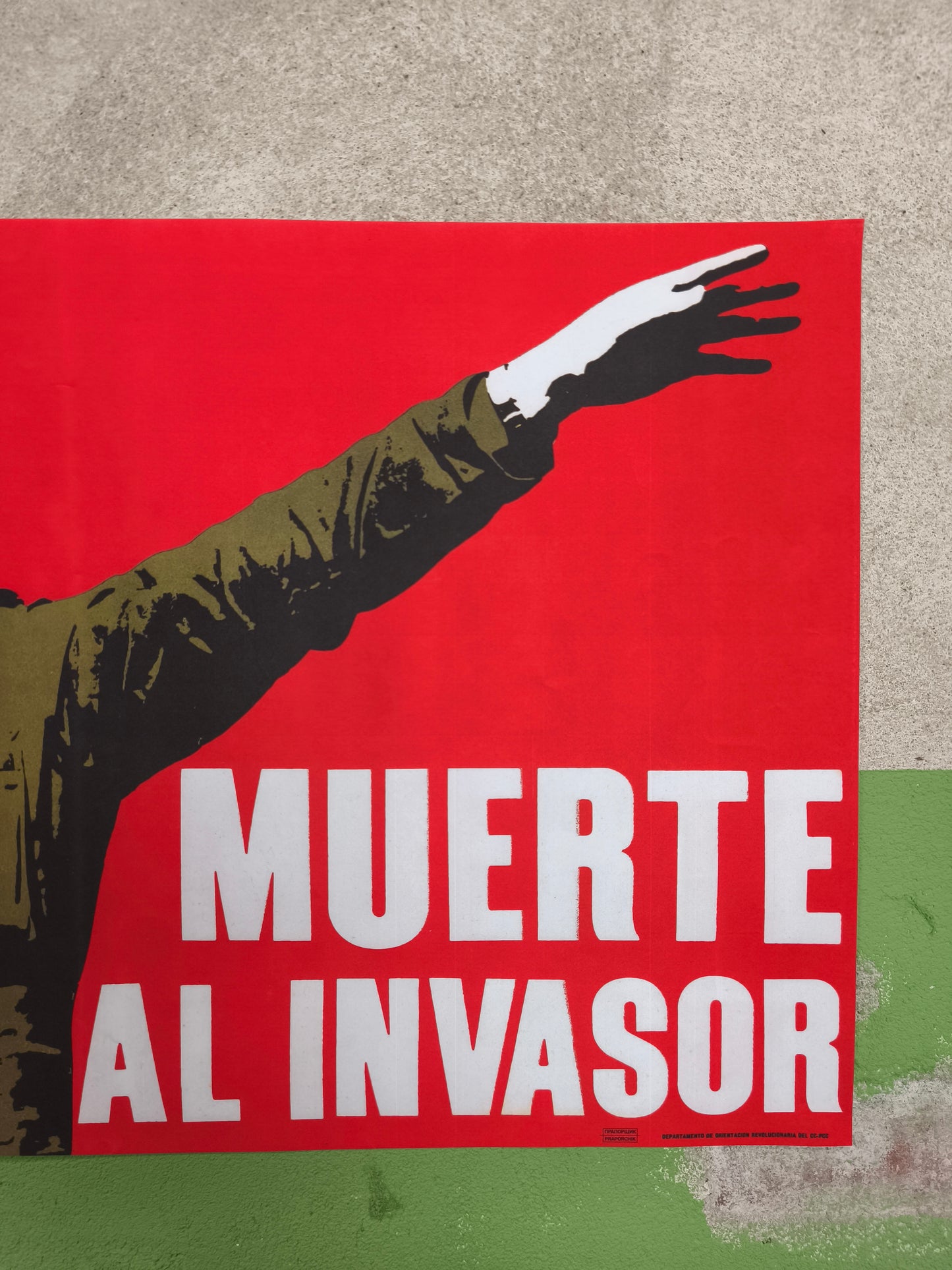 Poster: Fidel Castro "Muerte Al Invasor" Death To Invader 66x40cm / 26"x17"