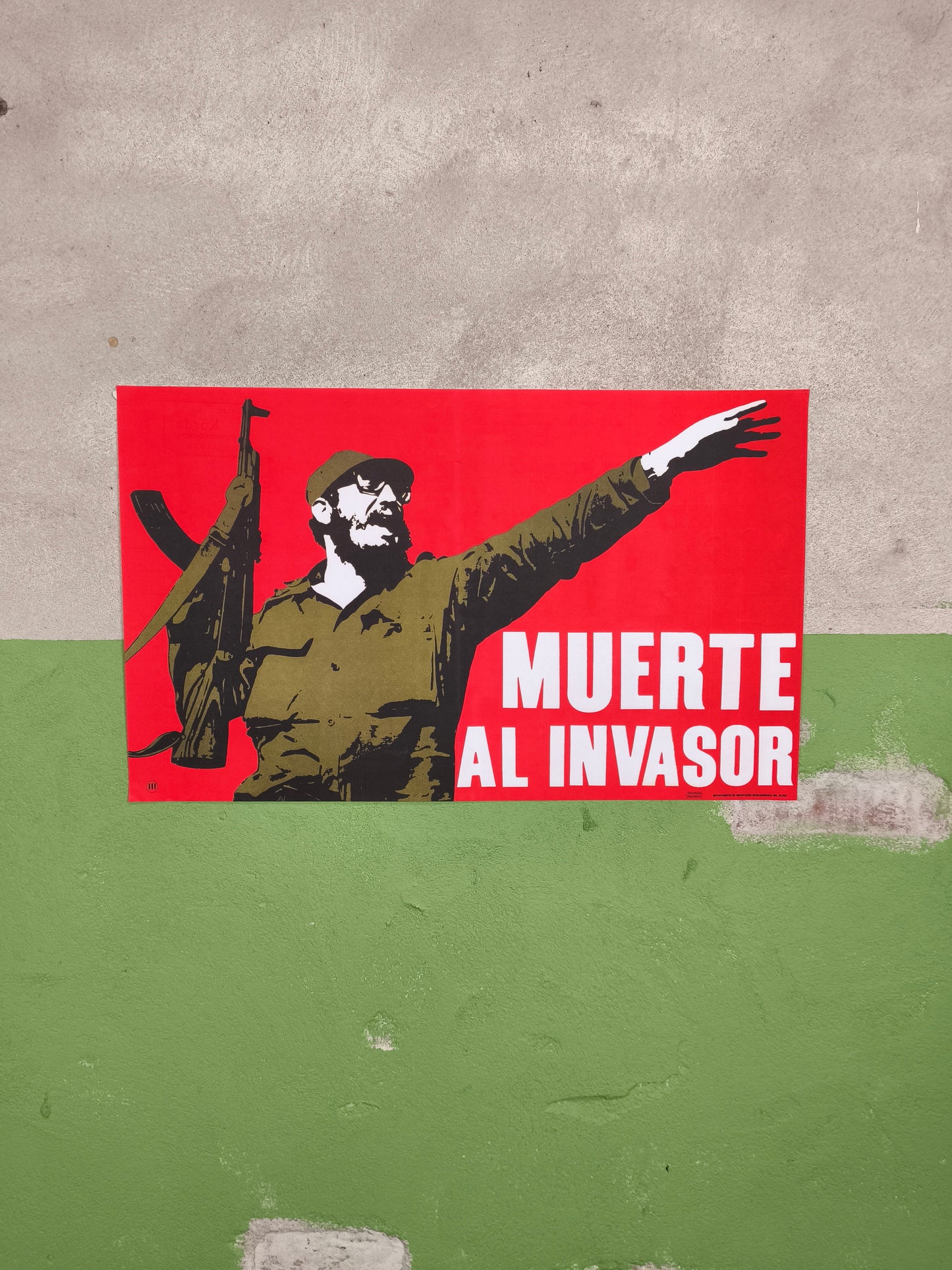 Poster: Fidel Castro "Muerte Al Invasor" Death To Invader 66x40cm / 26"x17"